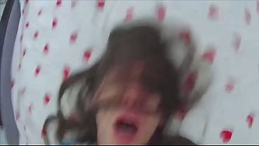 Amigos se revezam fodendo a mulher no rabo sem dó