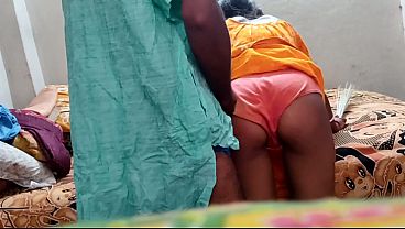 Bhabhi indiana leva pau duro de doggy style na cama