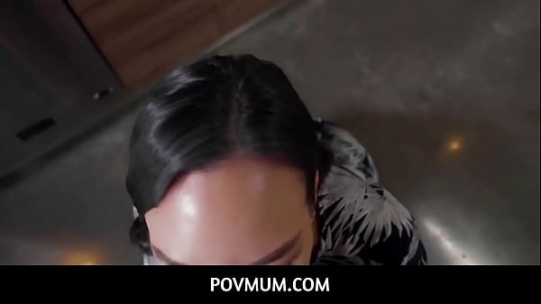 Coroa bunduda chupa enteado de joelhos quando marido não está