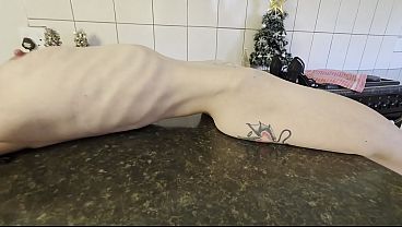 Coroa magra fuma e mostra o corpo seco de milf