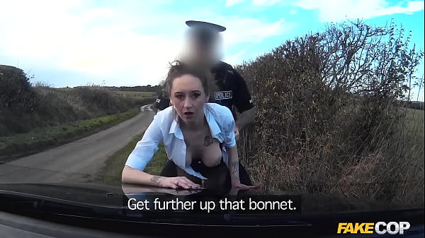 Coroa milf americana em meias arrastão fodida por policial inglês