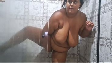 Coroa se depila toda molhada e leva um squirt no natal