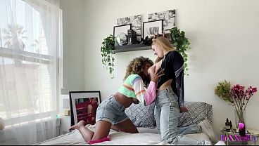 Duas lésbicas novinhas se beijam e se lambem na cama