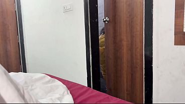Empregada Indiana Foi Limpar Hotel, Cliente Pagou E A Comeu