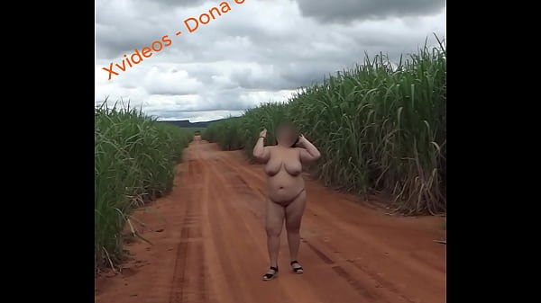 Esposa pelada andando pela estrada rural sozinha