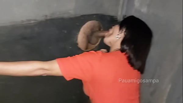 Esposa Safada Chupa E Recebe Desconhecidos No Glory Hole