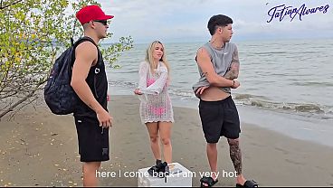 Faço um divertido trio com meu namorado e amigo na praia