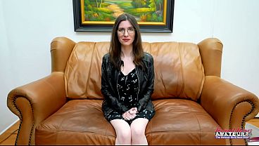 Garota peluda de óculos provoca e chupa pau do nerd tatuado