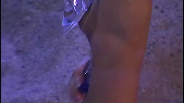 Garoto transou com a garota no parque e a fez chupar seu pau