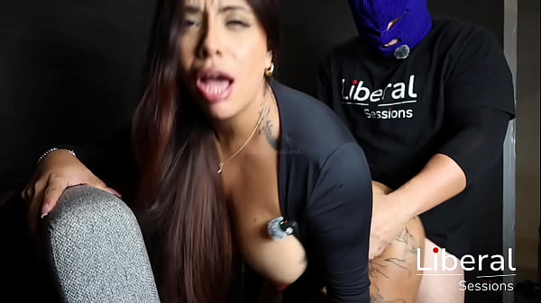 Gata de peitos grandes leva na buceta no glory hole enquanto o corno assiste