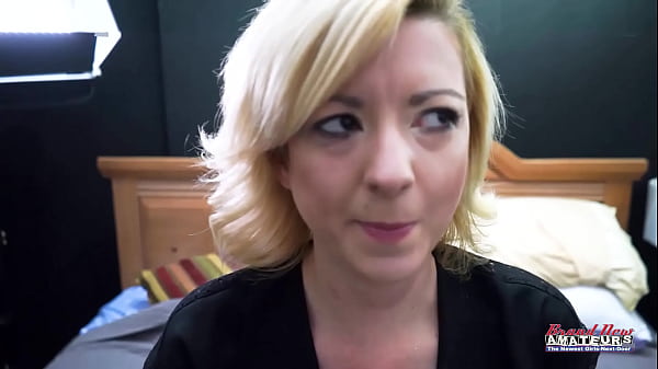 Loira gordinha e gostosa adora chupar pau e dedar buceta molhada