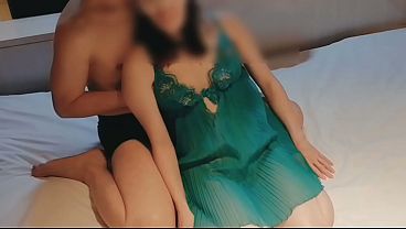 Mulher casada de calcinha verde é estimulada até gozar com roupa