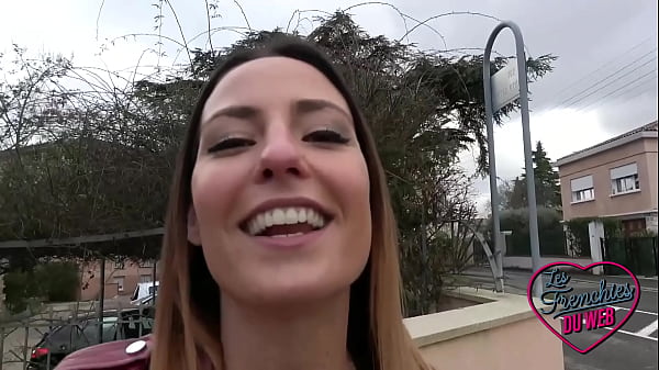 Pam e Heivy, duas gatas safadas, se empalam na mesma rola