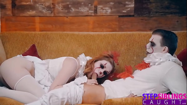 Scarlet Skies mostra pegadas safadas em Halloween com meio-irmãos