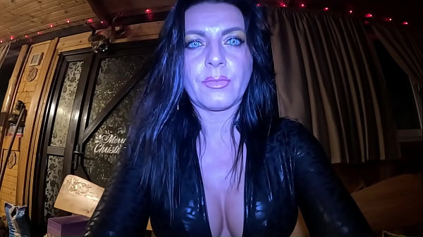 Vampira Domina Com Sussurros, Cuspe E Obediência Em Joi