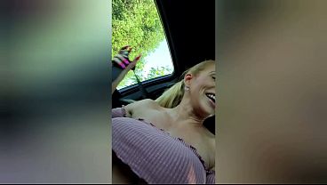 Vizinha Gostosa Pede Boquete Quente Em Troca De Uma Carona Rápida
