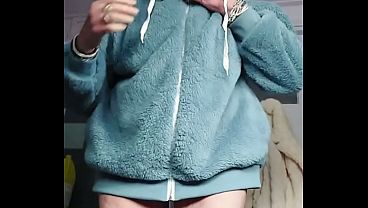 Vovó peluda e gostosa brinca com vibrador na sua bucetinha molhada